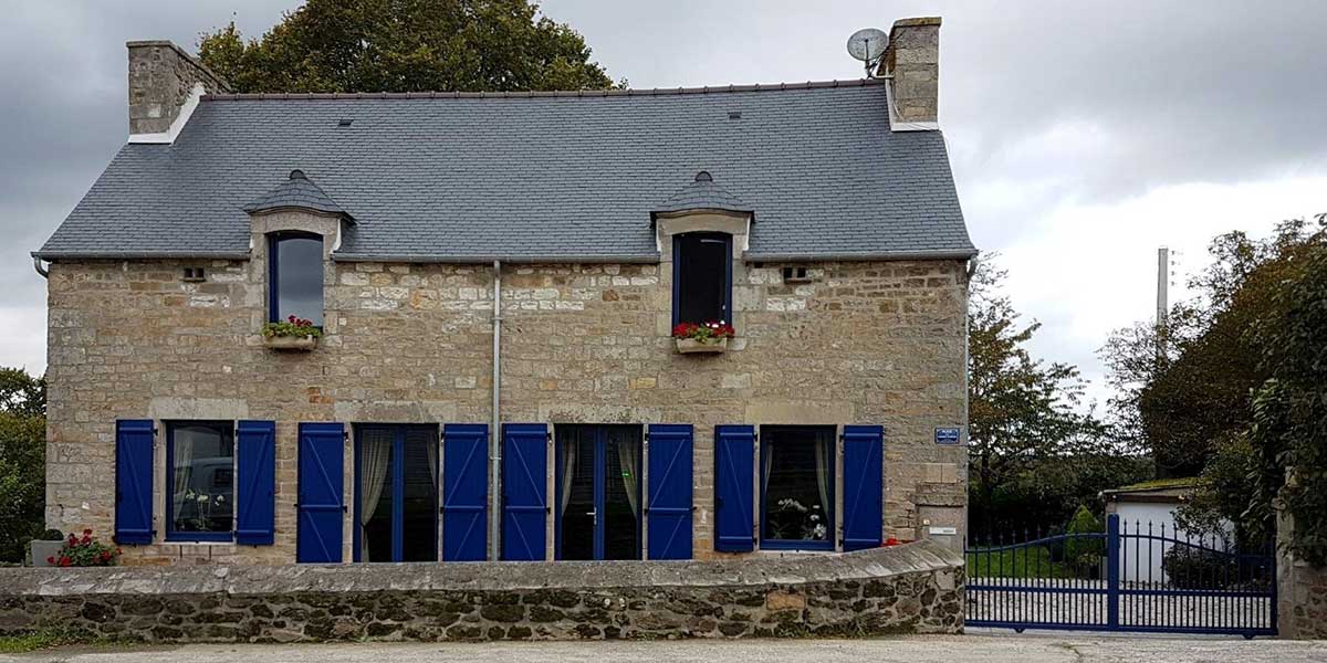 Rénovation maison avec volet bleu en PVC